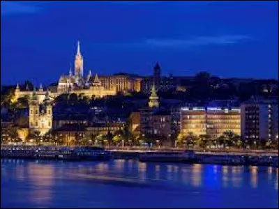 Quelle ville, située en Hongrie, se trouve sur le Danube ?