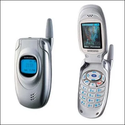 Voici un téléphone des années 2000. Comment se nomme se modèle qui se referme pour le ranger ?