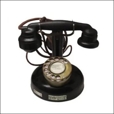 Voici un modèle de téléphone mobile des années 20 qui fut un succès commercial avec ce premier téléphone disposant d'un cadran. Quel est son nom ?