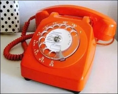 Voici un appareil téléphonique des années 70 avec enfin des couleurs variées. Quel est le surnom de ce modèle moulé ?