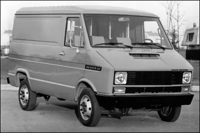 Si je vous dis "joint-venture", à quoi pensez-vous ? Contrairement aux véhicules de tourisme, les véhicules utilitaires ont bénéficié des joint-ventures plus tôt dans l'histoire. Cet utilitaire est l'un des plus anciens qui a bénéficié d'une conception commune ; quel est son nom ?
