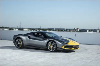 Je n'ai pas une grande connaissance sur les modèles produits à Maranello, mais vous êtes présents pour m'aider. Saurez-vous faire les différences nécessaires pour me nommer cette auto ?