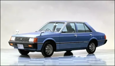 Quel est le meilleur moyen de vendre ses voitures ? C'est de gagner en compétition avec l'une d'entre elles ! Quand le modèle en illustration s'engage en WRC, son nom ne résonnait pas encore comme l'une des légendes modernes de ce sport. Quel est son nom ?