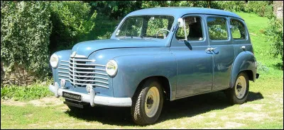 Je ne sais pas si j'ai bien fait d'omettre cette partie de l'histoire ou pas, mais cette voiture m'a rappelé une époque qui me paraît lointaine sans l'être réellement. Saurez-vous me dire son nom ?