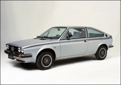 Si vous cherchez un coupé connu pour rouiller plus vite que la lumière, vous êtes servis. Quelle auto reçut cette réputation ?