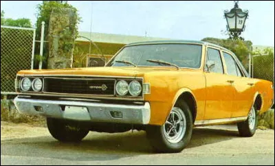 Dans les limbes de l'histoire se trouvent de nombreuses voitures méconnues qui suscitent notre attention. Cette auto a le mérite d'être la plus ibérique des voitures américaines. Saurez-vous me dire son nom ?