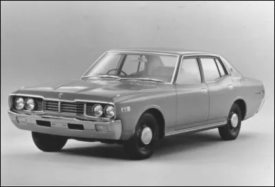 En 2022, les voitures venues du Japon ont un style identifiable avec un simple coup d'il. Il y a eu une longue période où les voitures nipponnes se fondaient tellement dans la masse qu'elles étaient oubliables. Quelle est cette berline japonaise ?