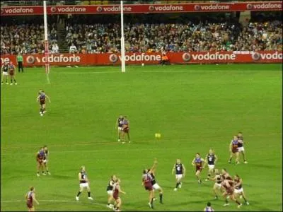 Le footy est un sport qui mlange les genres, on emprunte des gestes au handballeur, au volleyeur, au footballeur, au basketteur, au footballeur amricain et mme au boxeur. O se pratique ce sport ?
