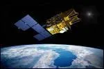 A quelle altitude les satellites 'Spot' survolent-ils la terre ?