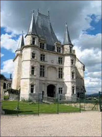 Le château de Jaillon , en Normandie, a été acheté en 1812 par Napoléon, qui l'a transformé en ...