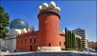 Dans quelle région d'Espagne vécut la famille Dali durant son enfance ?