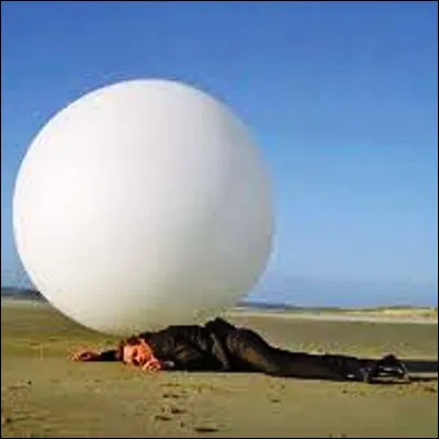 Dans quelle série télévisée despionnage Patrick McGoohan est-il aux prises avec une boule blanche appelée le Rôdeur ?