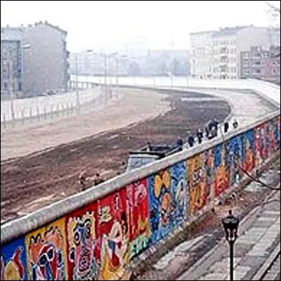 Comment sappelle la porte berlinoise du XVIIIe siècle qui sest retrouvé partie intégrante du mur de Berlin ?