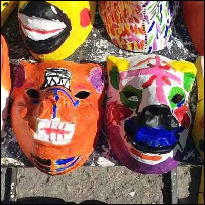 Quel papier, dont Lecce sest fait une spécialité, est utilisé entre autres pour fabriquer des figures géantes de carnaval ?