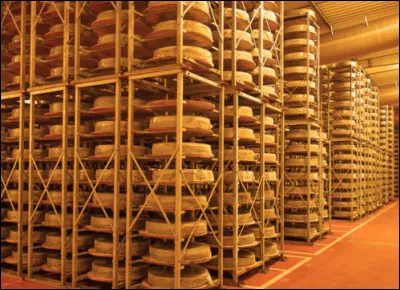 Comment se nomme l'étape de la fabrication du fromage que l'on laisse en cave un temps donné ?