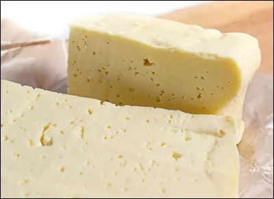 À quelle famille de fromages les tommes auvergnates utilisées pour la confection de l'aligot appartiennent-elles ?