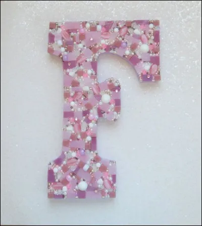 Fayence, à une trentaine de kilomètres de Saint-Raphaël, on peut y admirer son vieux lavoir, ses fours anciens, et son admirable chapelle romane Notre-Dame des Cyprès. Dans quel département est-elle située ?