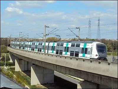 Combien de voyageurs par jour transporte le RER A, ligne la plus fréquentée ?