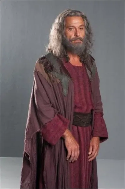 Le seul &agrave; &ecirc;tre mort de vieillesse, a pourtant connu le martyre par immersion dans un bain d�huile bouillante &agrave; Rome. Qui est-il ?