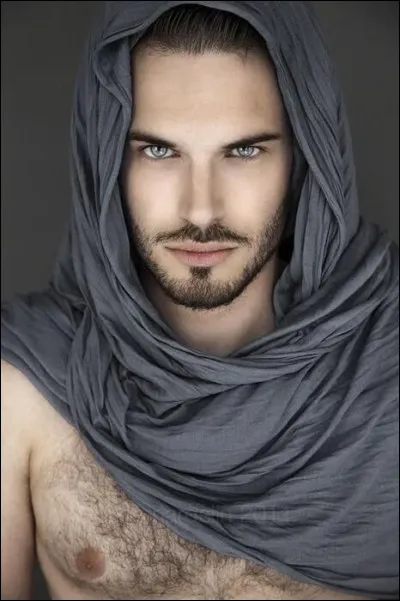 Fils d'Alph&eacute;e, chef de l�&Eacute;glise de J&eacute;rusalem, jet&eacute; du promontoire sud-est du Temple, haut de 30 m&egrave;tres, surv&eacute;cu et a &eacute;t&eacute; battu &agrave; mort avec des b&acirc;tons par ses ennemis. Qui est-il