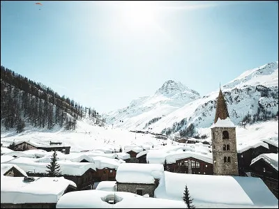 Dans quel département français se situe la station de Val d'Isère ?