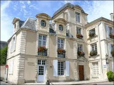 Nous partons maintenant à Saint-Maixent-l'École. Ville connue notamment pour son École nationale des sous-officiers d'active, elle se situe dans le département ...