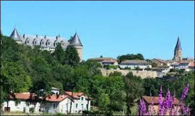 Sous-préfecture de son département, surnommée localement la Cité du canon, Rochechouart se situe ...
