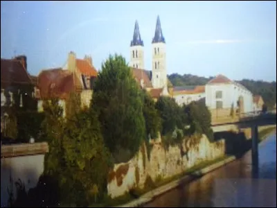 Quel est le département non limitrophe à la Seine-et-Marne ?