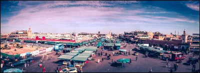 Comment s'appelle la ville par rapport à l'image ?