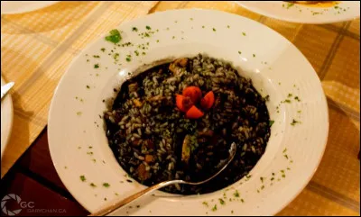 Dans quel pays peut-on manger un risotto noir ?