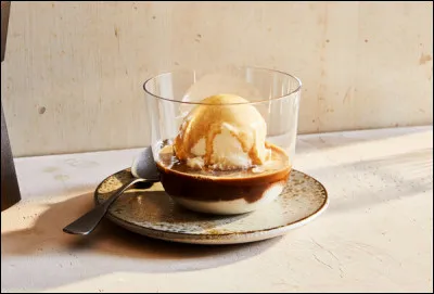 Quel est ce dessert traditionnel italien, pr&eacute;par&eacute; en versant une boule de glace &agrave; la vanille dans un expresso bien chaud ?