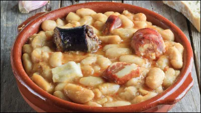 Quel est ce plat des Asturies, appr&eacute;ci&eacute; dans tout le pays, et appel&eacute; cassoulet espagnol ?