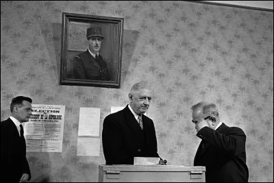 Politique : La premi&egrave;re &eacute;lection pr&eacute;sidentielle de la V&egrave;me R&eacute;publique au suffrage universel direct se d&eacute;roula en 1965. Contre qui Charles de Gaulle l'emporta-t-il ?