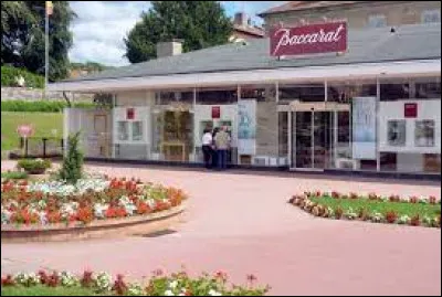 Pour ceux qui ont des goûts de luxe, je vous propose une balade à Baccarat, aux cristalleries. Mais avant, comme vous êtes bons en géographie, vous allez cliquer sur la réponse ...