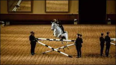 À quelle ville associe-t-on le Cadre Noir ?