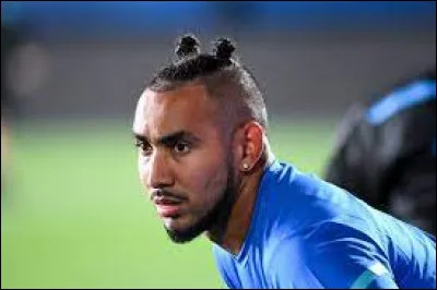 Il développe une passion pour le football, ayant pour modèle...