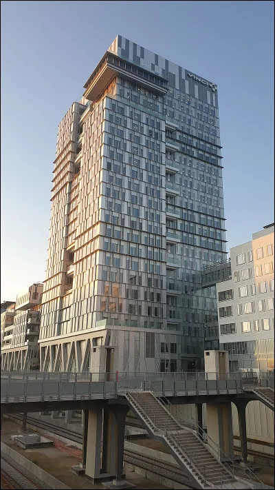 À qui doit-on le célèbre tableau la Vierge aux rochers ?