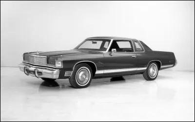 Finissons notre tour du monde avec la principauté de Monaco. En illustration, je vous ai mis une voiture qui a pour nom "Monaco"". Quel constructeur l'a produite ?