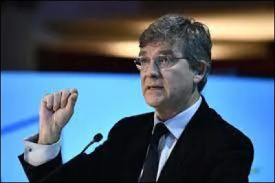 Lequel de ces hommes a retiré sa candidature aux élections à la présidentielle ?