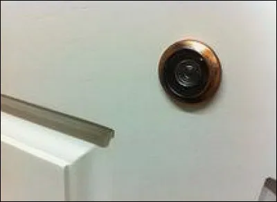 Comment se nomme le petit trou de la porte qui permet de voir sans être vu ?