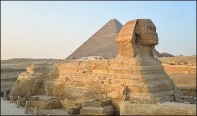 On retrouve le Sphinx en Égypte, mais légèrement différent. Avec un corps de lion et une tête humaine. Que représente-t-il ?