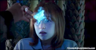 Qui aide Clary à retrouver la mémoire, et comment ?