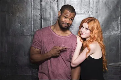 Que découvre Clary au sujet de son père ?