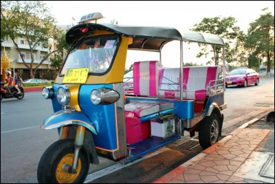 Lequel de ces vélos-taxis est motorisé ?