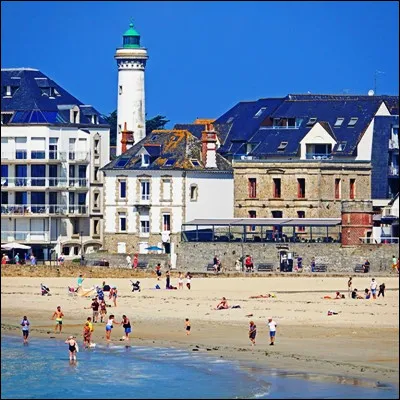 Quelle ville se trouve sur la presqu�&icirc;le bretonne du m&ecirc;me nom ?