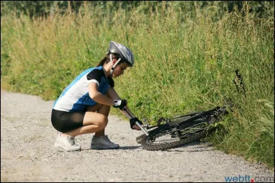 Il y a une crevaison, ton mécano met du temps, tu prends 15 minutes à cause de lui avant de rentrer au peloton ! Que fais-tu ?