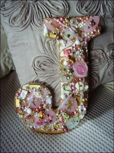 Joyeuses : dans le film de Lautner : "Joyeuses Pâques", qui partage l'affiche avec Belmondo ?