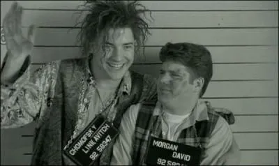 Quand Dave se retrouve en prison, qui appelle-t-il ?