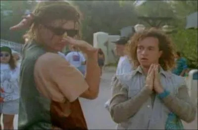 Aprs les cours, il l'entrane ensuite au parc d'attractions. Dans quel mange les voit-on hurler  la mort ?