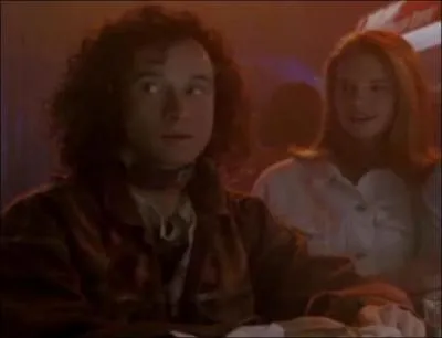 Avec qui Stoney se lie d'amiti dans le bar ?